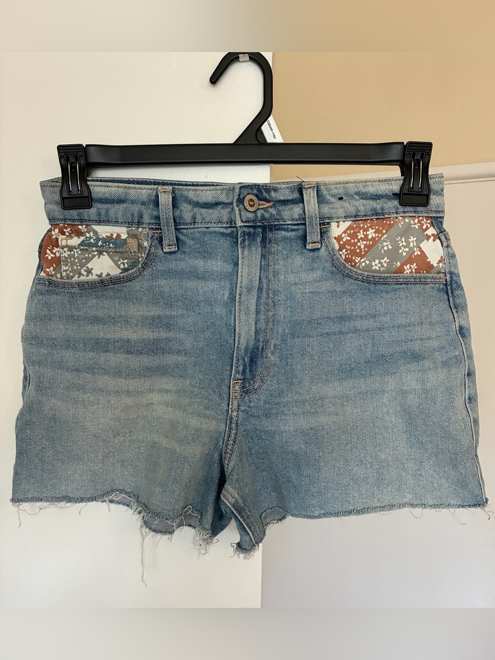 Hollister Ultra High Rise Mom Blue Denim Cutoff Shorts Patchwork Pockets sz 3